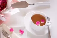 紅茶にバラを浮かべて