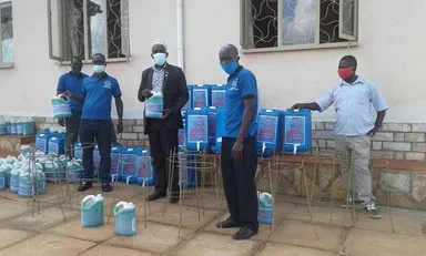 ブタンバラ県内のコミュニティに届けられる手洗い装置と液体石鹸