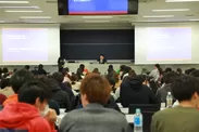 授業風景2：東洋大学講義(198名出席)