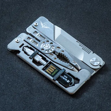 精巧なチタンボディー