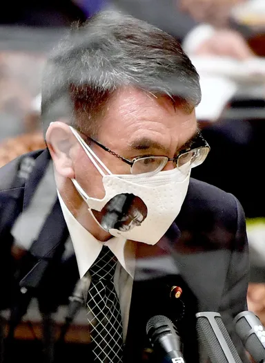 参議院予算委員会でアドマスク Co-queを着ける河野太郎行政改革担当大臣