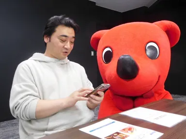 チーバくんのSNSをチェックする斉藤さん