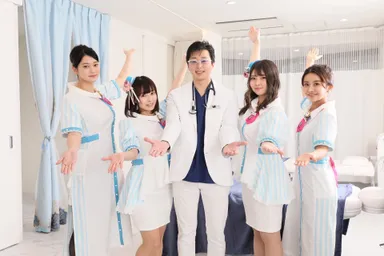 オリジナル制服を着たスタッフが対応