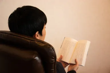 読む：ふかふかのオットマンチェアで