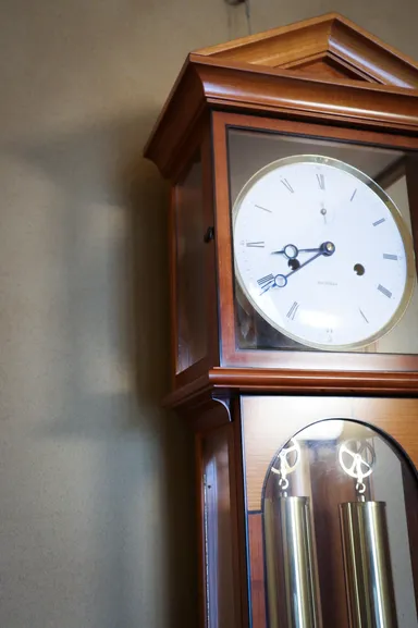 館内唯一の時計は入り口に