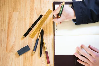 書く：広々デスク席