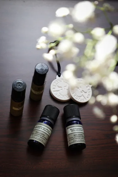 アロマオイルを石に垂らして