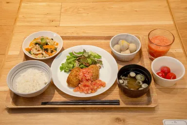 メニューセット(副菜2種類、ごはん、汁物はその日によって異なります)