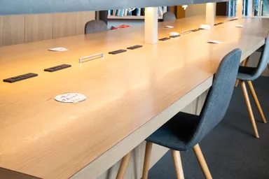 距離を保った席