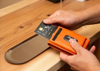 ケースを無理に広げなくても、カードが取り出すことが可能。