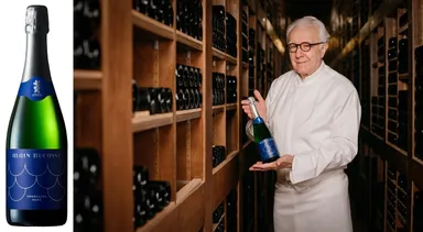「Alain Ducasse Sparkling Sake」(左)を七賢とコラボ開発したアラン・デュカス氏(右)