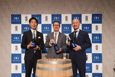 左から 山梨銘醸 代表取締役　北原対馬、デュカス・パリ　日本代表CEO ジャン＝フィリップ　ザーム氏、山梨銘醸 醸造責任者 北原亮庫