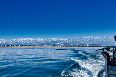 船上から見る富山湾越しの立山連峰(黒部)