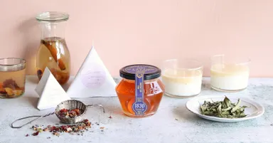 中央：はちみつ プロヴァンスラベンダー IGP 250g、右：ハーブ畑のブランマンジェとアプリコットのスープ、左：春の道端に咲くサングリア