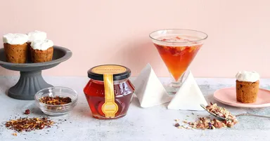 中央：はちみつ プロヴァンスの花々 250g、左右両端：みつばちのグルテンフリーキャロットケーキ、右から2番目：蜂蜜とイチゴのルイボスティーフィズ