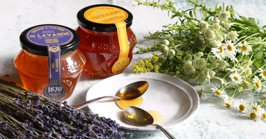 左：はちみつ プロヴァンスラベンダー IGP 250g、右：はちみつ プロヴァンスの花々 250g