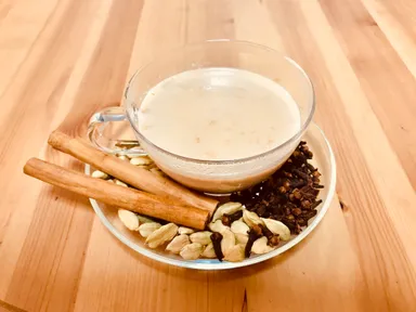 マサラチャイ(完成品)とスパイス類