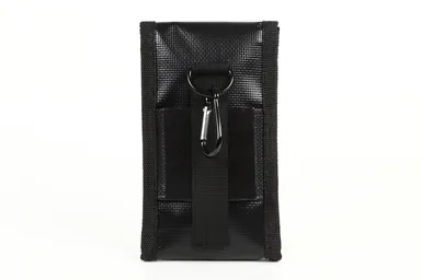 背面はベルクロとボタン、カラビナ