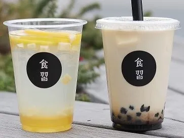 （左）はちみつフルーツドリンク、（右）ウーロンタピオカミルクティー