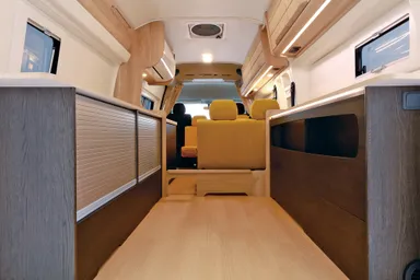 開放感と落ち着きの空間を演出するナチュラルトーンの家具色