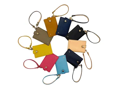 ミニマルデザインで上質レザー