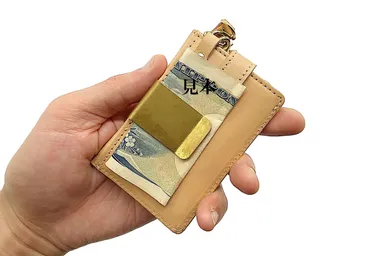 裏面にマネークリップ搭載！