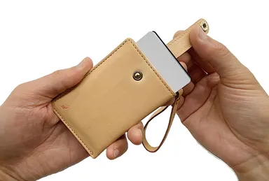 タブを引っ張るだけでカードが上がる