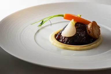 牛ほほ肉の赤ワイン煮込み