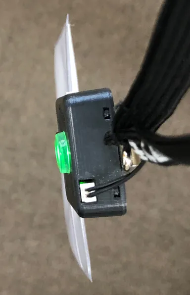 LEDは突起で角度から視認可能