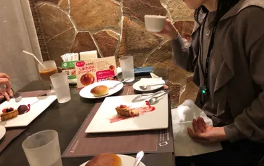 飲食店　向かい合い食事