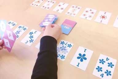 『HELLO WORLD』で遊ぶ様子