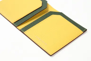 スリムな二つ折りウォレット