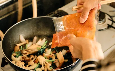 シェフのソースや自家燻製ベーコン付きで美味しさアップ。