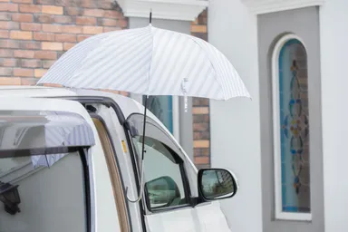 傘が浮いてる…！？