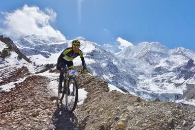山岳地帯を疾駆する池田祐樹