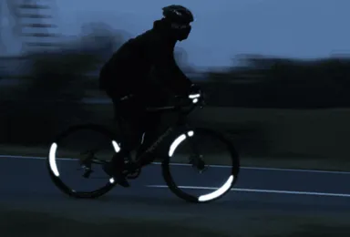 白色光が反射する「FLECTR 360」