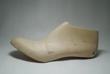 CA、美容部員さんの1,200名以上の足を解析しオリジナルで作成した靴の木型