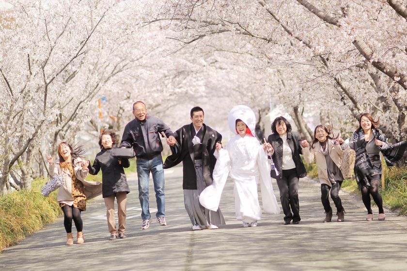 ウェディングドレスと結婚式場がキャンピングカーでやってくる