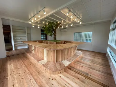 20席の円卓カウンター