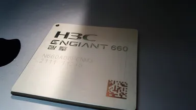 ネットワークプロセッサーチップ「ENGIANT 660」写真提供：H3C Semiconductor