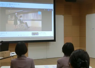 動画を活用し、様々な場面での対応を具体的に理解