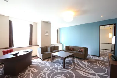 コーナースイートダブル(80m2)のリビングルームです。ワークデスクもございます。