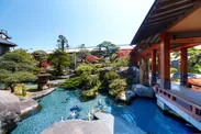 敷地5,000坪に日本文化の伝統美が随所に息づくこの庭園では、清流や8千匹の鯉が悠々と遊ぶ池や20もの滝を眺めることができます