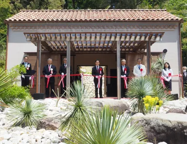 20周式典の様子(ボルディゲラの庭の完成を祝ってテープカット)