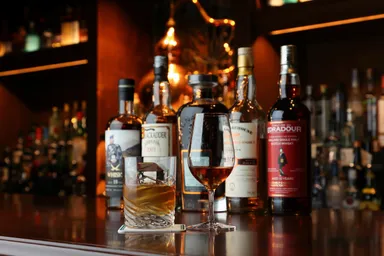 70種類以上のウイスキー、15種以上のブランデーをご用意 1,000円～