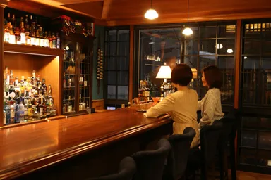 バーテンダーとの会話も楽しいカウンター席は8席