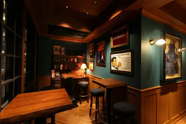 「Tailor」(仕立て屋)そのもののテーブル席は15席