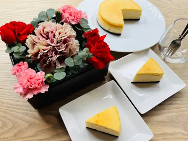 同梱の大輪カーネーションを、自分で生ける体験もできます。