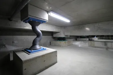 地下免震ピット内部