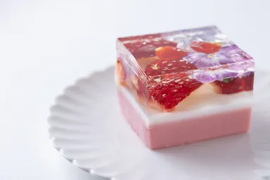 華やかな3層仕立てのババロワ